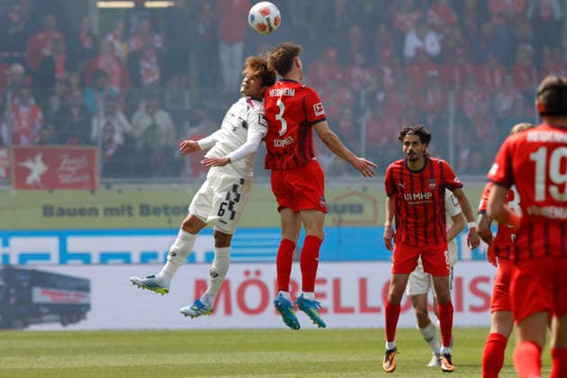 Football, 1 Bundesliga, Matchday 34, 2025 2026, 1 FC Heidenheim vs 1 FSV Mainz 05, 16 05 2026, Voith Arena, Heidenheim, Germany, Kaishu SANO 1 FSV Mainz 05 6 li in aerial combat with Jan SCHÖPPNER 1 FC Heidenheim 3 Heidenheim Voith Arena Baden Württemberg Germany Copyright: xGaetanoxDixRosax