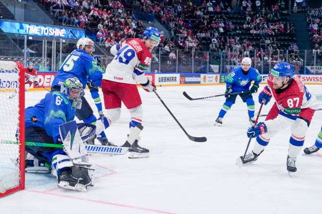 FRIBOURG, SWITZERLAND MAY 16 goalkeeper Lukas Horak of Slovenia L saves on Michal Kovarcik of Czechia R during the 2026 IIHF Ice Hockey World Championship Switzerland game between Slovenia and Czechia at BCF Arena on May 16, 2026 in Fribourg, Fribourg Fribourg BCF Arena Fribourg Switzerland Copyright: xJustPictures.ch JarixPestelaccix jp-en-EuSpIm-JP6_JAR_Slovenia_Czechia_16May2026_00101