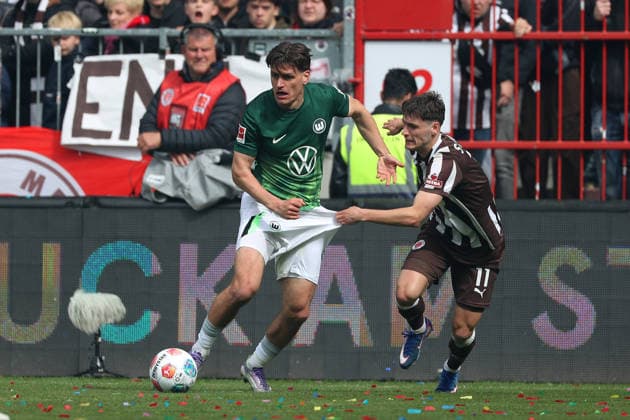St Pauli vs VfL, 1 BL Hamburg, 16 05 2026, Football, Men, Season 2025 2026, 1 BL, FC St Pauli vs VfL Wolfsburg Joakim Maehle VfL Wolfsburg , Arkadiusz Pyrka St Pauli DFL DFB REGULATIONS PROHIBIT ANY USE OF PHOTOGRAPHS as IMAGE SEQUENCES and or QUASI VIDEO Millerntor Stadion Germany