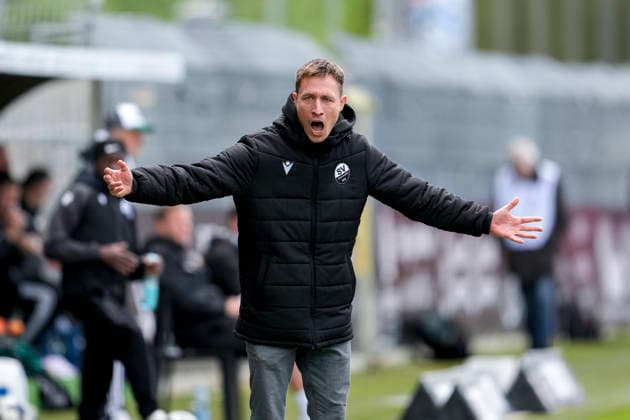 Kevin Stotz coach, head coach, SVS , gives instructions, gestures, gesticulates with arms, single image, single photo, action, action is angry, shouts, screams, screaming, 16 05 2026, Sandhausen Germany , Football, Regionalliga Südwest, SV Sandhausen FC 08 Homburg xozx