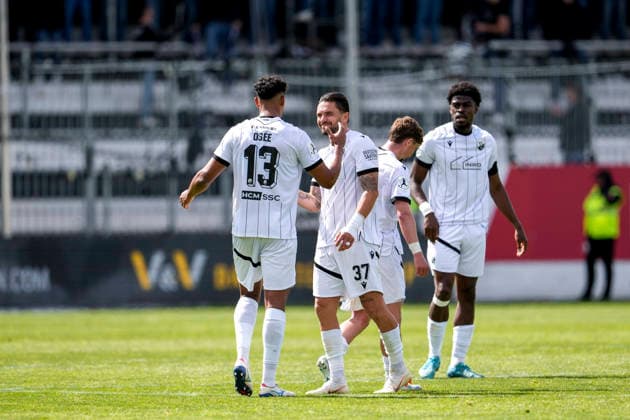 from left Yannick Osee SVS, 13 says goodbye to Pascal Testroet SVS, 37, captain at his substitution, Niklas Tarnat SVS, 6 , Kwabe Schulz SVS, 2 , player of SV Sandhausen SVS , at his farewell, farewell to the club, action, action, 16 05 2026, Sandhausen Germany , Football, Regionalliga Südwest, SV Sandhausen FC 08 Homburg xozx