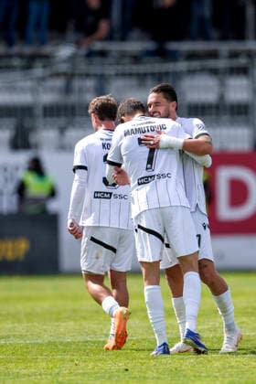 from left Louis Kolbe SVS, 3 , David Mamutovic SVS, 7 says goodbye to Pascal Testroet SVS, 37, captain at his substitution, player of SV Sandhausen SVS , at his farewell, farewell to the club, action, action, 16 05 2026, Sandhausen Germany , Football, Regionalliga Südwest, SV Sandhausen FC 08 Homburg xozx