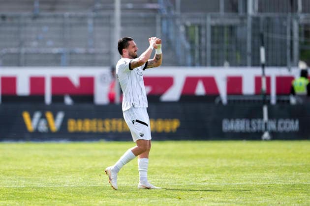 Pascal Testroet SVS, 37, captain forms a heart with his hands during his substitution, cropped image, full body, single image, action, action, joy, happy, rejoicing, friendly, cheerful, happy, beaming, optimistic, at his farewell, farewell to the club, action, action, 16 05 2026, Sandhausen Germany , Football, Regionalliga Südwest, SV Sandhausen FC 08 Homburg xozx