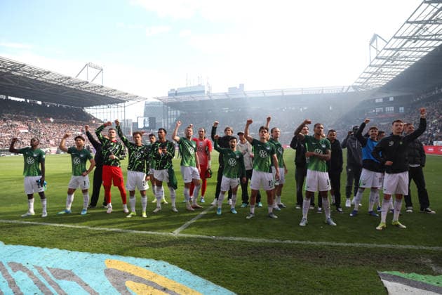 St Pauli vs VfL, 1 BL Hamburg, 16 05 2026, Football, Men, Season 2025 2026, 1 BL, FC St Pauli vs VfL Wolfsburg The VfL Wolfsburg team thanks the fans after the match DFL DFB REGULATIONS PROHIBIT ANY USE OF PHOTOGRAPHS as IMAGE SEQUENCES and or QUASI VIDEO Millerntor Stadion Germany