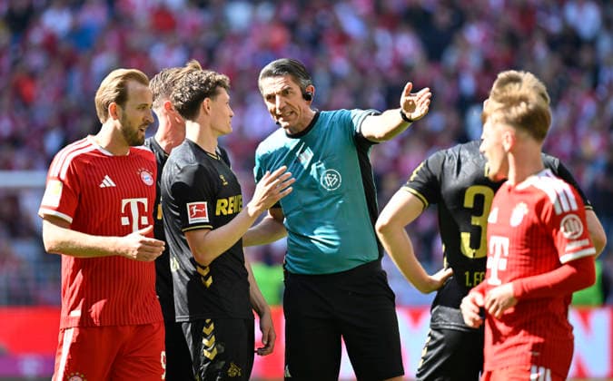 Referee Referee Deniz Aytekin Gesture Gesture in conversation Discussion with Eric Martel 1 FC Koeln KOE 06 FC Bayern Muenchen FCB vs 1 FC Koeln 16 05 2026 DFL REGULATIONS PROHIBIT ANY USE OF PHOTOGRAPHS AS IMAGE SEQUENCES AND OR QUASI VIDEO FC Bayern Muenchen FCB vs 1 FC Koeln