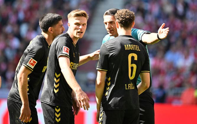 Referee Referee Deniz Aytekin Gesture Gesture in conversation Discussion with Eric Martel 1 FC Koeln KOE 06 FC Bayern Muenchen FCB vs 1 FC Koeln 16 05 2026 DFL REGULATIONS PROHIBIT ANY USE OF PHOTOGRAPHS AS IMAGE SEQUENCES AND OR QUASI VIDEO FC Bayern Muenchen FCB vs 1 FC Koeln