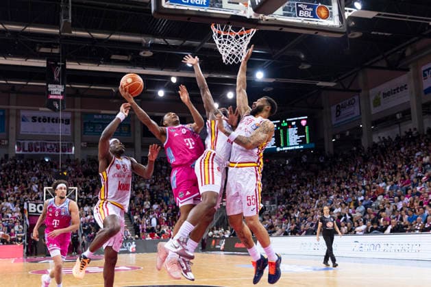Jalen FINCH BON 0, mi on ball, throw to basket, in jump, in duel against Charles THOMPSON WUE 32, left , Johnathan STOVE WUE 22, mi and David MUENKAT WUE 55, right , action final score 54 69, Basketball 1 Bundesliga Telekom Baskets Bonn Fitness First Wuerzburg Baskets Würzburg BON vs WUE Playoffs, Quarterfinals, 1 game, in T E L E C O M D O M E, on 16 05 2026, Â