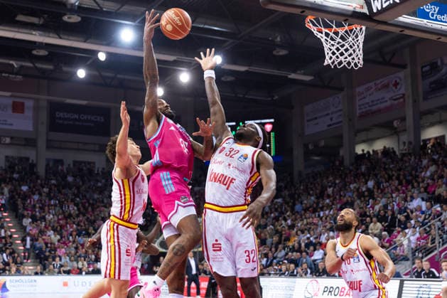 Jeff GARRETT JR BON 4, mi on ball, throw to basket, in duel against Brae IVEY WUE 11, left and Charles THOMPSON WUE 32, right , action final score 54 69, Basketball 1 Bundesliga Telekom Baskets Bonn Fitness First Wuerzburg Baskets Würzburg BON vs WUE Playoffs, Quarterfinals, 1 game, in T E L E K O M D O M E, on 16 05 2026,