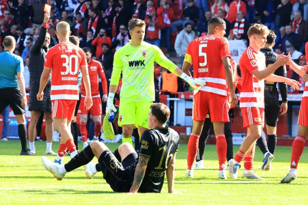 DEU, DFL, 1 FBL, 1 FC Union vs FC Augsburg, 16 05 2026, Stadion Alte Foersterei, Berlin, DEU, DFL, 1 FBL, 1 FC Union vs FC Augsburg, im Bild Unioner Spielerkreis, Finn Dahmen FC Augsburg 1 , CEDRIC ZESIGER FC Augsburg 16 DFL regulations prohibit any use of Photographs as image sequences and or quasi video nordphotoxGmbHx xEngler nph00076