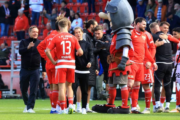 DEU, DFL, 1 FBL, 1 FC Union vs FC Augsburg, 16 05 2026, Stadion Alte Foersterei, Berlin, DEU, DFL, 1 FBL, 1 FC Union vs FC Augsburg, in the picture head coach Marie Louise Eta 1 FC Union Berlin , Unioner Spielerkreis, Oliver Burke 1 FC Union Berlin 7 , Andras Schaefer 1 FC Union Berlin 13 , 1 FC Union Maskotchen Hammer DFL regulations prohibit any use of Photographs as image sequences and or quasi video nordphotoxGmbHx xEngler nph00076