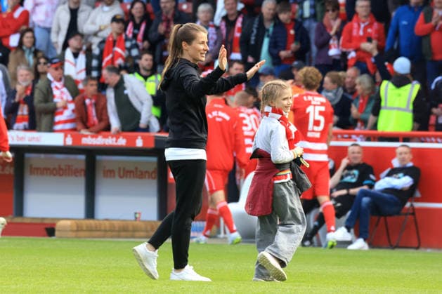 DEU, DFL, 1 FBL, 1 FC Union vs FC Augsburg, 16 05 2026, Stadion Alte Foersterei, Berlin, DEU, DFL, 1 FBL, 1 FC Union vs FC Augsburg, im Bild Cheftrainer Marie Louise Eta 1 FC Union Berlin , mit Kindern DFL regulations prohibit any use of Photographs as image sequences and or quasi video nordphotoxGmbHx xEngler nph00076