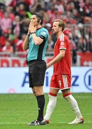 Referee Referee Deniz Aytekin gesture gesture kissing hand flying kiss direction tribute gesture gesture family Harry Kane FC Bayern Muenchen FCB 09 FC Bayern Muenchen FCB vs 1 FC Koeln 16 05 2026 DFL REGULATIONS PROHIBIT ANY USE OF PHOTOGRAPHS AS IMAGE SEQUENCES AND OR QUASI VIDEO FC Bayern Muenchen FCB vs 1 FC Koeln