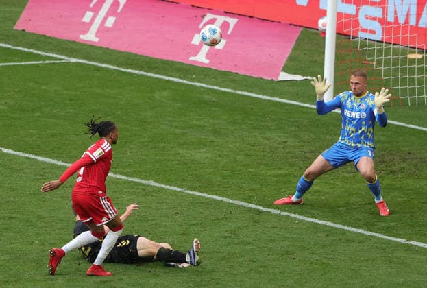 15 05 2026, 1 Bundesliga, Matchday 34, FC Bayern vs 1 FC Koeln, Allianz Arena Muenchen, Soccer, Sport, in the picture Michael Olise FC Bayern Muenchen vs Joel Schmied 1 FC Koeln and Marvin Schwaebe 1 FC Koeln