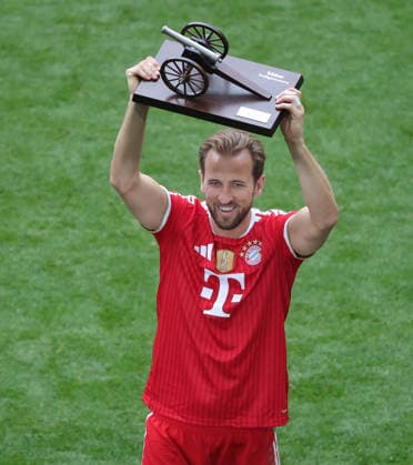 15 05 2026, 1 Bundesliga, Matchday 34, FC Bayern vs 1 FC Koeln, Allianz Arena Muenchen, Football, Sport, in the picture Harry Kane FC Bayern Muenchen with the goalkeepers crown