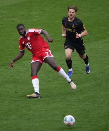 15 05 2026, 1 Bundesliga, Matchday 34, FC Bayern vs 1 FC Koeln, Allianz Arena Muenchen, Football, Sport, in picture Dayot Upamecano FC Bayern Muenchen vs Jan Thielmann 1 FC Koeln