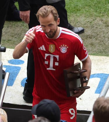 15 05 2026, 1 Bundesliga, 34 Matchday, FC Bayern vs 1 FC Koeln, Allianz Arena Muenchen, Soccer, Sports, in the picture Harry Kane FC Bayern Muenchen with the goalkeepers crown and thumbs up