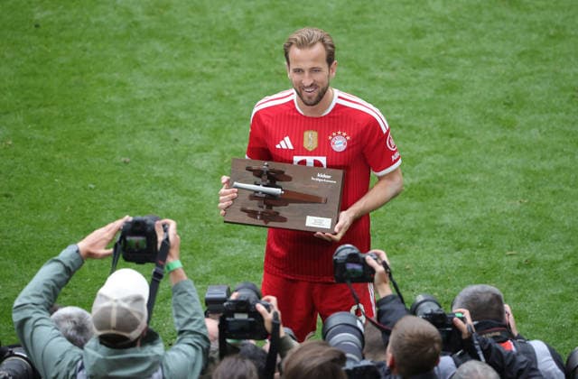 15 05 2026, 1 Bundesliga, 34 Matchday, FC Bayern vs 1 FC Koeln, Allianz Arena Muenchen, Soccer, Sport, in the picture Harry Kane FC Bayern Muenchen with goalkeepers crown