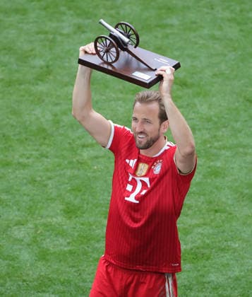 15 05 2026, 1 Bundesliga, 34 Matchday, FC Bayern vs 1 FC Koeln, Allianz Arena Muenchen, Soccer, Sport, in the picture Harry Kane FC Bayern Muenchen with goalkeepers crown