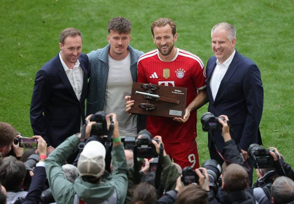 15 05 2026, 1 Bundesliga, 34 Matchday, FC Bayern vs 1 FC Koeln, Allianz Arena Muenchen, Soccer, Sport, in the picture Kicker editors with Harry Kane FC Bayern Muenchen