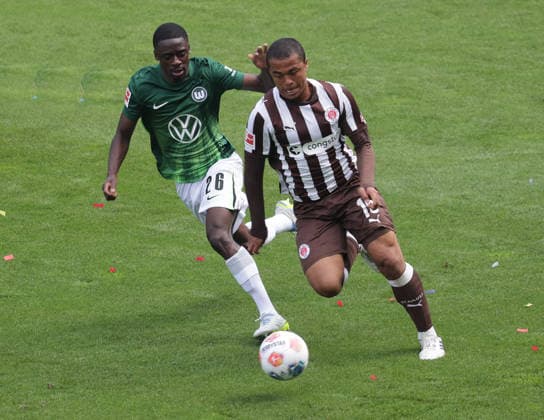 Jeanuel Belocian VfL Wolfsburg in duel with Joel Chima Fujita FC St Pauli Football, 1 BL, Saison 2025 2026, Herren, FC St Pauli vs VfL Wolfsburg, 34 Spieltag , 1 3 Wolfsburg thus in the relegation and St Pauli is relegated DFL REGULATIONS PROHIBIT ANY USE OF PHOTOGRAPHS AS IMAGE SEQUENCES AND OR QUASI VIDEO