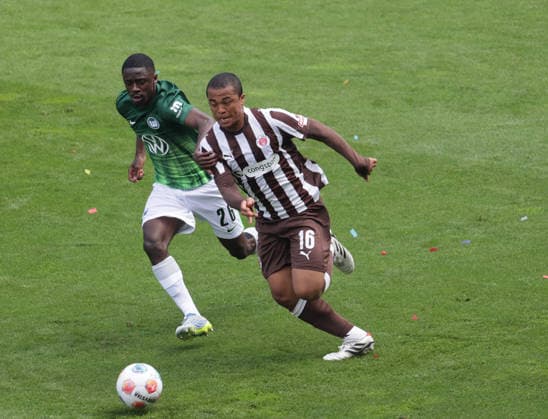 Jeanuel Belocian VfL Wolfsburg , Joel Chima Fujita FC St Pauli Fußball, 1 BL, Saison 2025 2026, Herren, FC St Pauli vs VfL Wolfsburg, 34 Spieltag , 1 3 Wolfsburg thus in the relegation and St Pauli is relegated DFL REGULATIONS PROHIBIT ANY USE OF PHOTOGRAPHS AS IMAGE SEQUENCES AND OR QUASI VIDEO