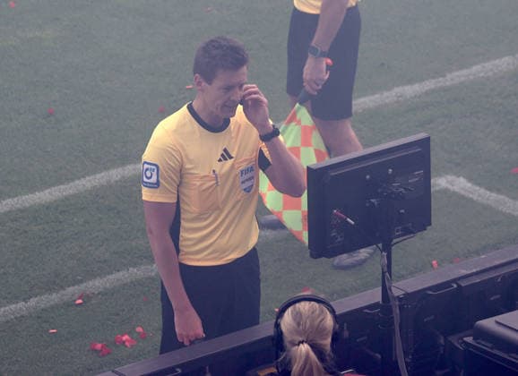 Referee Daniel Siebert looks at the scene, VSAR reports Football, 1 BL, Season 2025 2026, Men, FC St Pauli vs VfL Wolfsburg, Matchday 34 , 1 3 Wolfsburg thus in the relegation and St Pauli is relegated DFL REGULATIONS PROHIBIT ANY USE OF PHOTOGRAPHS AS IMAGE SEQUENCES AND OR QUASI VIDEO