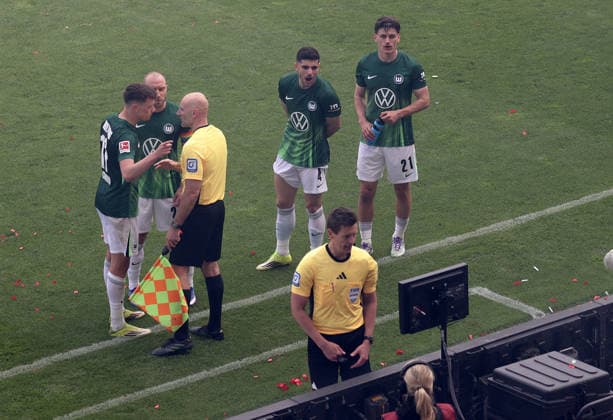 Referee Daniel Siebert looks at the scene, VSAR reports Football, 1 BL, Season 2025 2026, Men, FC St Pauli vs VfL Wolfsburg, Matchday 34 , 1 3 Wolfsburg thus in the relegation and St Pauli is relegated DFL REGULATIONS PROHIBIT ANY USE OF PHOTOGRAPHS AS IMAGE SEQUENCES AND OR QUASI VIDEO