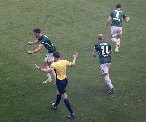 Referee Daniel Siebert looks at the scene, VAR announces himself, referee Daniel Siebert gives the goal for Wolfsburg to 1 2 Football, 1 BL, Season 2025 2026, Men, FC St Pauli vs VfL Wolfsburg, Matchday 34 , 1 3 Wolfsburg thus in the relegation and St Pauli is relegated DFL REGULATIONS PROHIBIT ANY USE OF PHOTOGRAPHS AS IMAGE SEQUENCES AND OR QUASI VIDEO