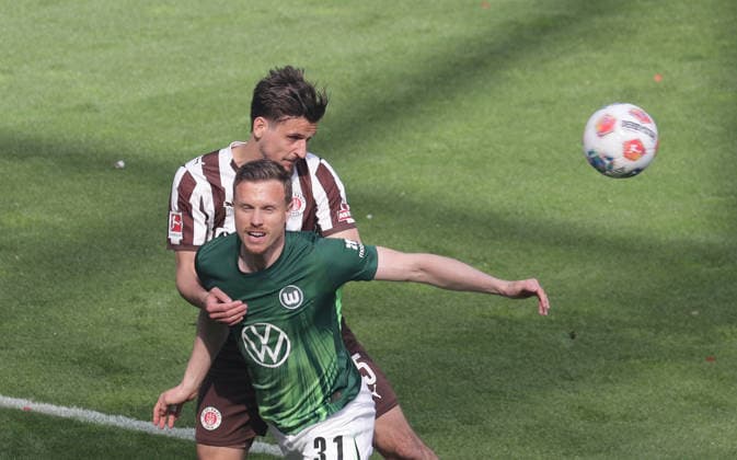 Yannick Gerhardt VfL Wolfsburg , Adam Dzwigala FC St Pauli Fußball, 1 BL, Saison 2025 2026, Herren, FC St Pauli vs VfL Wolfsburg, 34 Spieltag , 1 3 Wolfsburg thus in the relegation and St Pauli is relegated DFL REGULATIONS PROHIBIT ANY USE OF PHOTOGRAPHS AS IMAGE SEQUENCES AND OR QUASI VIDEO