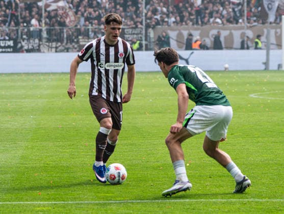 Arkadiusz Pyrka FC St Pauli, 11 geht ins Dribbling 16 05 2026, FC St Pauli VFL Wolfsburg, Fußball, 1 Bundesliga, Millerntor Stadion, Hamburg DFL regulations prohibit any use of photographs as image sequences and or quasi video Copyright: HMBxMedia xFinnxWeidmann