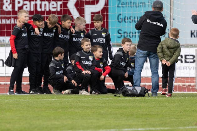 Group photo with the ball boys TSG Balingen vs FC Astoria Walldorf, Football Oberliga, Season 2025 2026, 16 05 26 TSG Balingen vs FC Astoria Walldorf, Football, Regionalliga Suedwest, 34 Matchday, Season 2025 2026, 16 05 26 Villingen Copyright: xEibner-Pressefoto KirstenxJägerx