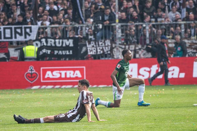 Martijn Kaars FC St Pauli, 19 after final whistle 16 05 2026, FC St Pauli VFL Wolfsburg, Football, 1 Bundesliga, Millerntor Stadion, Hamburg DFL regulations prohibit any use of photographs as image sequences and or quasi video Copyright: HMBxMedia xFinnxWeidmann