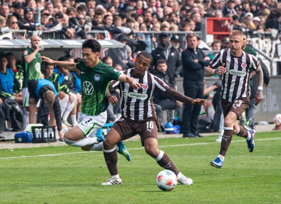 Duel between Joel Chima Fujita FC St Pauli, 16 and Kento Shiogai VFL Wolfsburg, 7 at the end of the match 16 05 2026, FC St Pauli VFL Wolfsburg, Football, 1 Bundesliga, Millerntor Stadion, Hamburg DFL regulations prohibit any use of photographs as image sequences and or quasi video Copyright: HMBxMedia xFinnxWeidmann