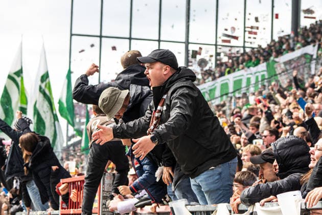 Fans after the interim 1 1 Hope rises again 16 05 2026, FC St Pauli VFL Wolfsburg, Football, 1 Bundesliga, Millerntor Stadion, Hamburg DFL regulations prohibit any use of photographs as image sequences and or quasi video Copyright: HMBxMedia xFinnxWeidmann
