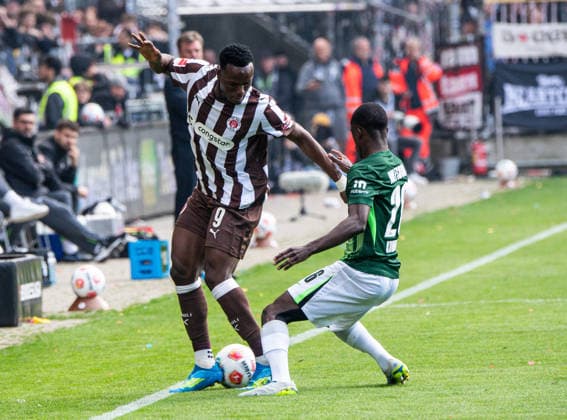 Abdoulie Ceesay FC St Pauli, 9 tries to pass 16 05 2026, FC St Pauli VFL Wolfsburg, Football, 1 Bundesliga, Millerntor Stadion, Hamburg DFL regulations prohibit any use of photographs as image sequences and or quasi video Copyright: HMBxMedia xFinnxWeidmann