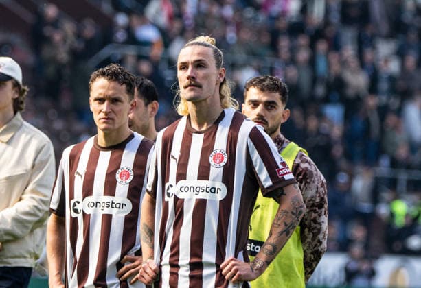 Jackson Irvine FC St Pauli, 7 in front of the Fankurve 16 05 2026, FC St Pauli VFL Wolfsburg, Football, 1 Bundesliga, Millerntor Stadion, Hamburg DFL regulations prohibit any use of photographs as image sequences and or quasi video Copyright: HMBxMedia xFinnxWeidmann