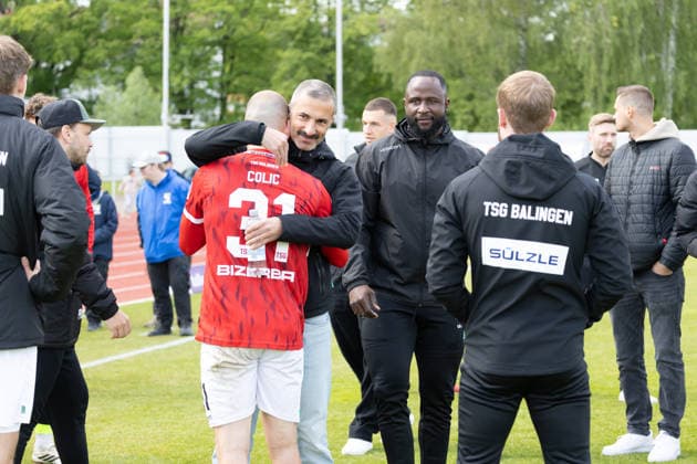 Ivo Colic TSG Balingen, 31 and Murat Isik TSG Balingen, Head Coach hug TSG Balingen vs FC Astoria Walldorf, Soccer Oberliga, Season 2025 2026, 16 05 26 TSG Balingen vs FC Astoria Walldorf, Soccer, Regionalliga Suedwest, Matchday 34, Season 2025 2026, 16 05 26 Villingen Copyright: xEibner-Pressefoto KirstenxJägerx