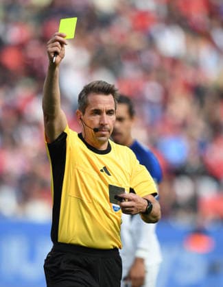 16 05 2026, xophax, Soccer 1 Bundesliga, Bayer 04 Leverkusen Hamburger SV Referee Tobias Stieler shows a yellow card DFL DFB REGULATIONS PROHIBIT ANY USE OF PHOTOGRAPHS as IMAGE SEQUENCES and or QUASI VIDEO Leverkusen