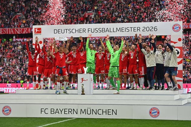 Team photo,Team,Mannschaft,Mannschaftsfoto Leon GORETZKA Bayern Muenchen mit Meisterschale, Schale,Pokal,Cup,Trophaee, Siegerehrung Fussball 1 Bundesliga Saison 2025 2026, 34 Spieltag, Spieltag34 FC Bayern Muenchen 1 FC Koeln 5 1 am 16 05 2026 , A L L I A N Z A R E N A
