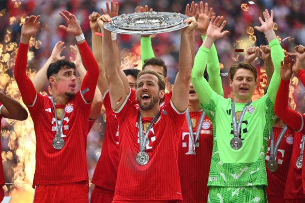 Team photo,Team,Mannschaft,Mannschaftsfoto, Harry KANE Bayern Muenchen mit Schale, Meisterschale,Pokal,Cup,Trophaee,Siegerehrung, Fußball 1 Bundesliga Saison 2025 2026, 34 Spieltag, Spieltag34 FC Bayern Muenchen 1 FC Koeln 5 1 am 16 05 2026 , A L L I A N Z A R E N A