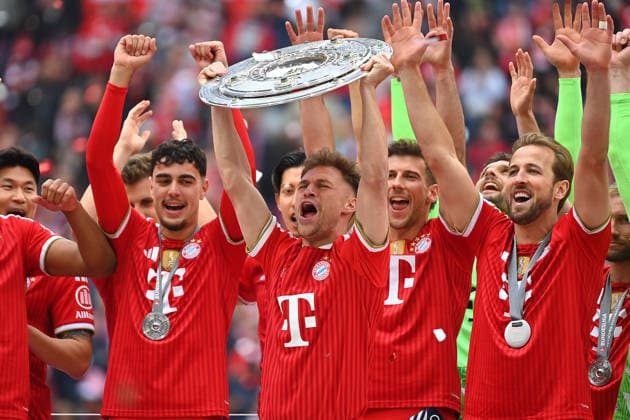 Team photo, team, team, team photo, Joshua KIMMICH Bayern Muenchen with championship trophy, bowl, cup, trophy, right Harry KANE Bayern Muenchen, left Aleksandar PAVLOVIC Bayern Muenchen award ceremony Football 1 Bundesliga season 2025 2026, 34 match day, match day34 FC Bayern Muenchen 1 FC Koeln 5 1 on 16 05 2026 , A L L I A N Z A R E N A