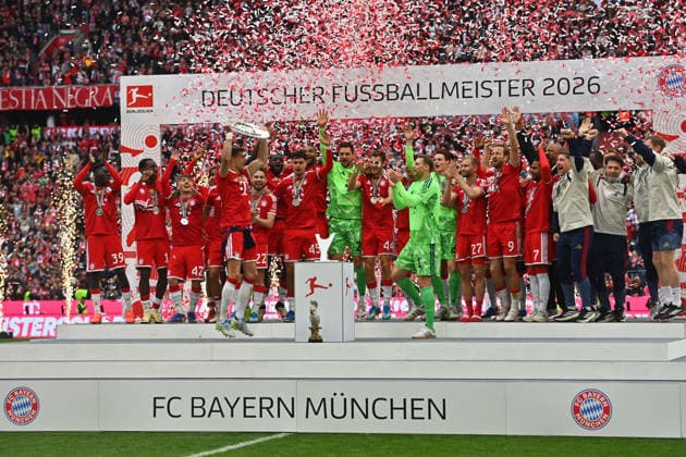 Team photo,Team,Mannschaft,Mannschaftsfoto Leon GORETZKA Bayern Muenchen mit Meisterschale, Schale,Pokal,Cup,Trophaee, Siegerehrung Fussball 1 Bundesliga Saison 2025 2026, 34 Spieltag, Spieltag34 FC Bayern Muenchen 1 FC Koeln 5 1 am 16 05 2026 , A L L I A N Z A R E N A