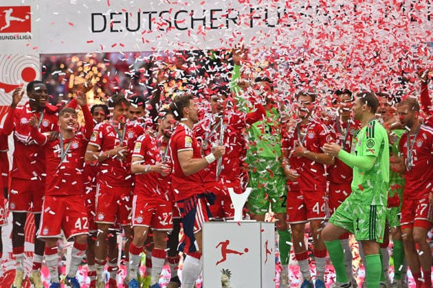 Team photo,Team,Mannschaft,Mannschaftsfoto Leon GORETZKA Bayern Muenchen mit Schale, Meisterschale,Pokal,Cup,Trophaee, Siegerehrung, Fußball 1 Bundesliga Saison 2025 2026, 34 Spieltag, Spieltag34 FC Bayern Muenchen 1 FC Koeln 5 1 am 16 05 2026 , A L L I A N Z A R E N A