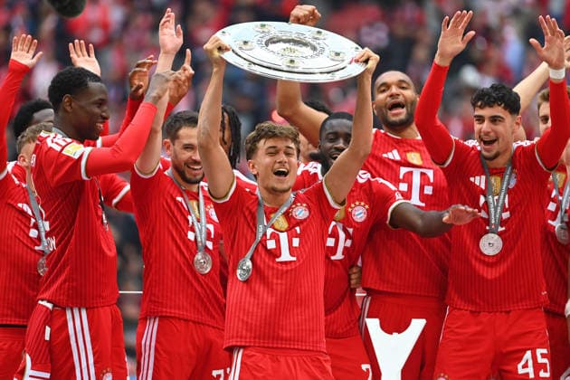 Team photo,Team,Mannschaft,Mannschaftsfoto, Tom BISCHOF Bayern Muenchen mit Schale, Meisterschale,Pokal,Cup,Trophaee,Siegerehrung, Fußball 1 Bundesliga Saison 2025 2026, 34 Spieltag, Spieltag34 FC Bayern Muenchen 1 FC Koeln 5 1 am 16 05 2026 , A L L I A N Z A R E N A