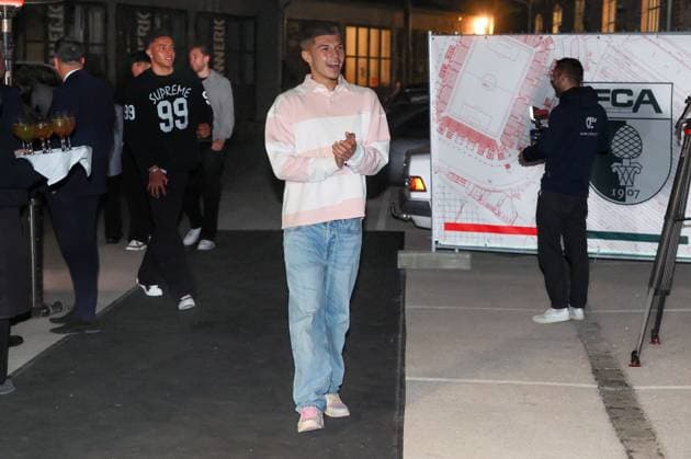 Mert Koemuer 36 FC Augsburg arrives at the location, FC Augsburg end of season party, Football, 1 Bundesliga, 34 Matchday, 16 05 2026 DFL DFB regulations prohibit any use of photographs as image sequences and or quasi video Augsburg Bayern Germany Copyright: xkolbert-press ChristianxKolbertx