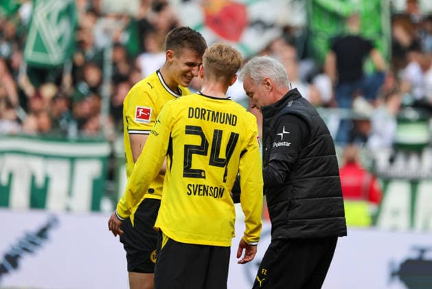 Bremen, Germany 16 May 2026 34 Matchday 1 Bundesliga Werder Bremen vs Borussia Dortmund Pictured from left Nico Schlotterbeck BVB injures his hand and receives medical treatment DFL regulations prohibit any use of photographs as image sequences and or quasi video Copyright: HMBxMedia MadeleinexFantini