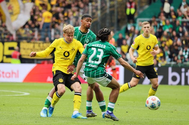 Bremen, Germany 16 May 2026 34 Matchday 1 Bundesliga Werder Bremen vs Borussia Dortmund Pictured from left in a duel Daniel Svensson BVB , Felix Aug Werder Bremen and Isaac Schmidt Werder Bremen DFL regulations prohibit any use of photographs as image sequences and or quasi video Copyright: HMBxMedia MadeleinexFantini
