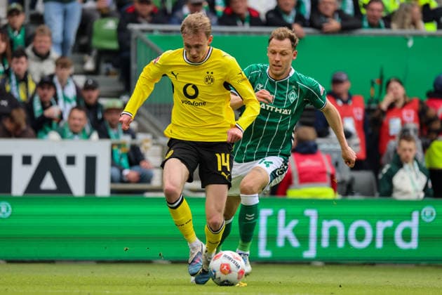 Bremen, Germany 16 May 2026 34 Matchday 1 Bundesliga Werder Bremen vs Borussia Dortmund Pictured from left Maximilian Beier BVB and Senne Lynen Werder Bremen in a running duel DFL regulations prohibit any use of photographs as image sequences and or quasi video Copyright: HMBxMedia MadeleinexFantini