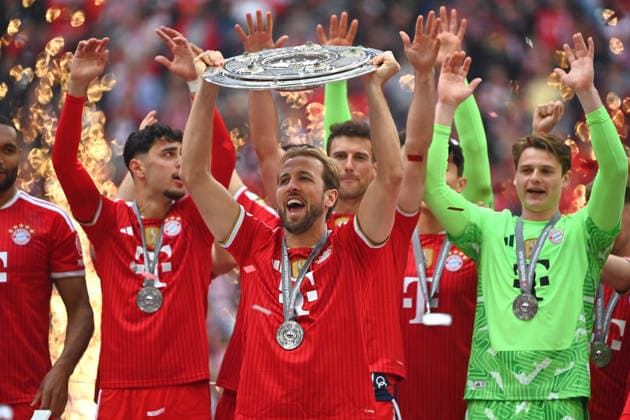 Team photo,Team,Mannschaft,Mannschaftsfoto, Harry KANE Bayern Muenchen mit Schale, Meisterschale,Pokal,Cup,Trophaee,Siegerehrung, Fußball 1 Bundesliga Saison 2025 2026, 34 Spieltag, Spieltag34 FC Bayern Muenchen 1 FC Koeln 5 1 am 16 05 2026 , A L L I A N Z A R E N A