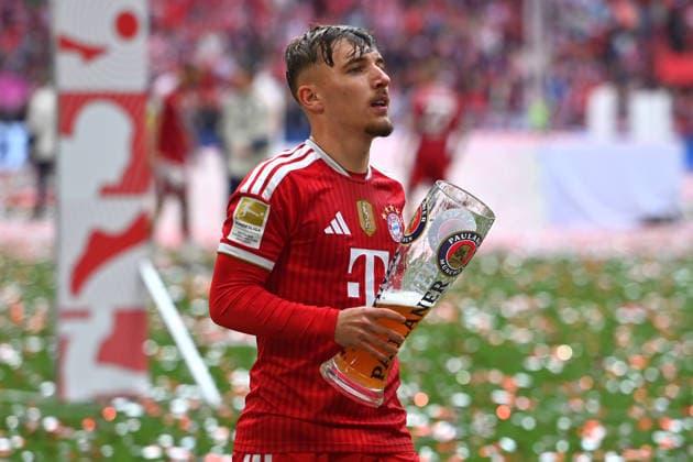 Lennart KARL Bayern Muenchen with wheat beer glass, single picture, cropped single motif, half figure, half figure, award ceremony Football 1 Bundesliga season 2025 2026, 34 Matchday, Matchday34 FC Bayern Muenchen 1 FC Koeln 5 1 on 16 05 2026 , A L L I A N Z A R E N A